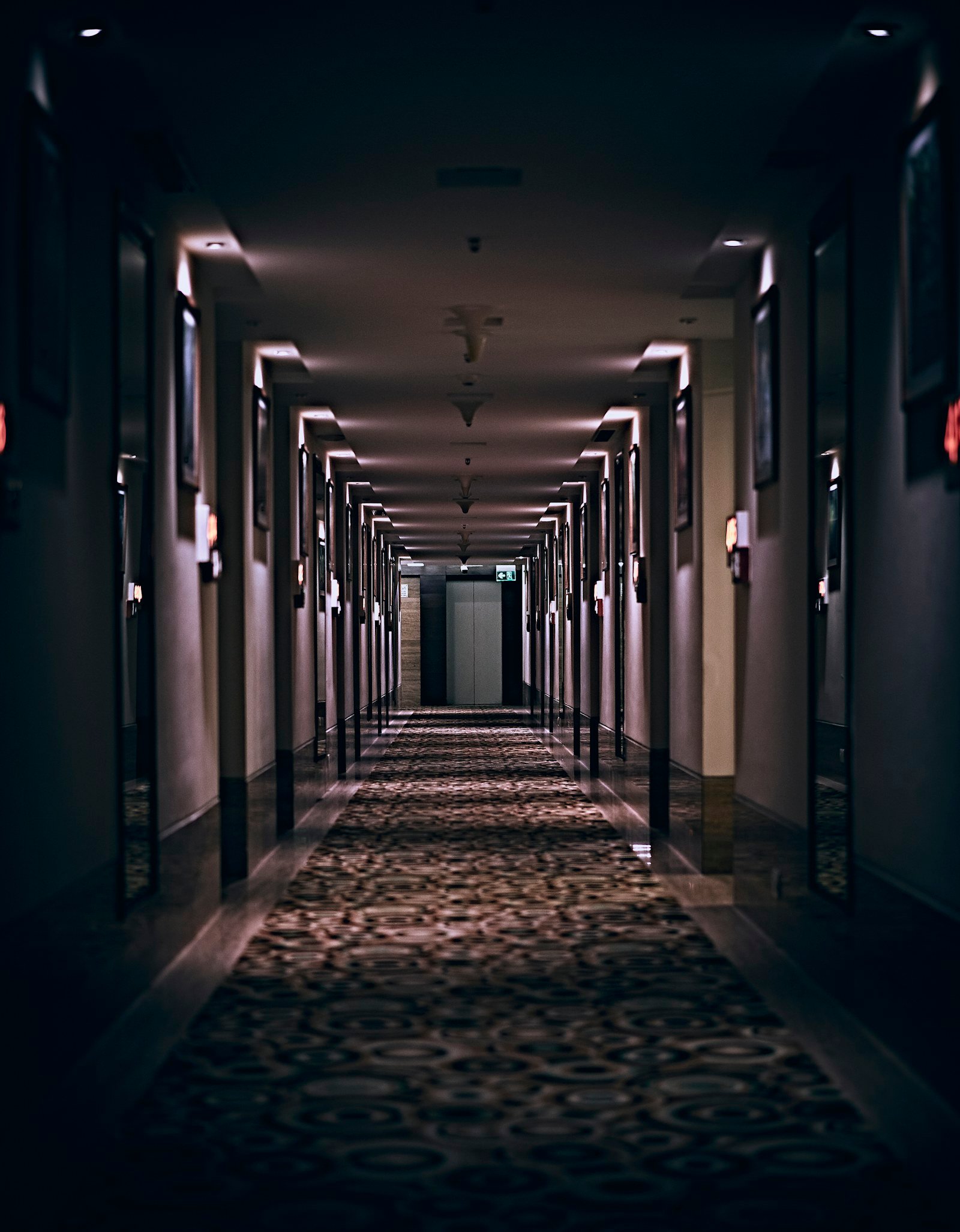 Verzorgde hotelgang