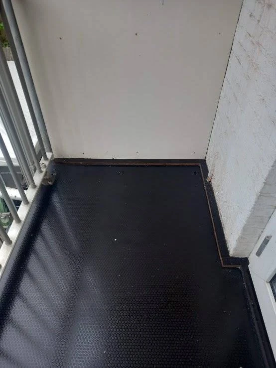 Dezelfde tegelvloer na reiniging