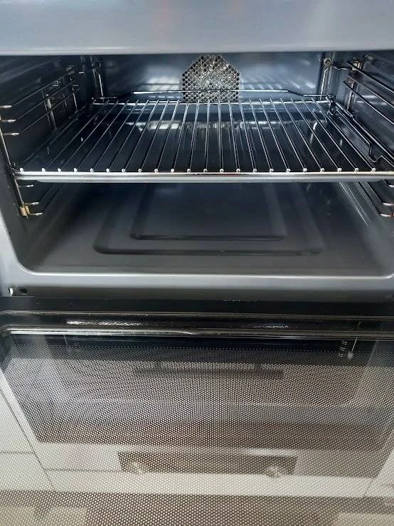 Dezelfde kookplaat na reiniging